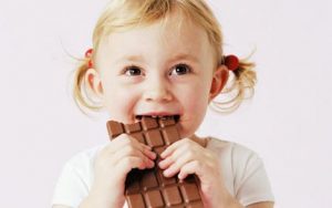 Tác hại của việc con ăn quá nhiều đồ ngọt