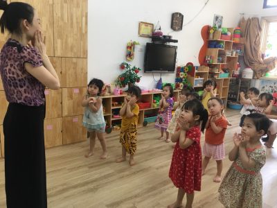 Giờ học múa – Lớp Nhà trẻ 2A+2B – BiBi 2 Tân Mai
